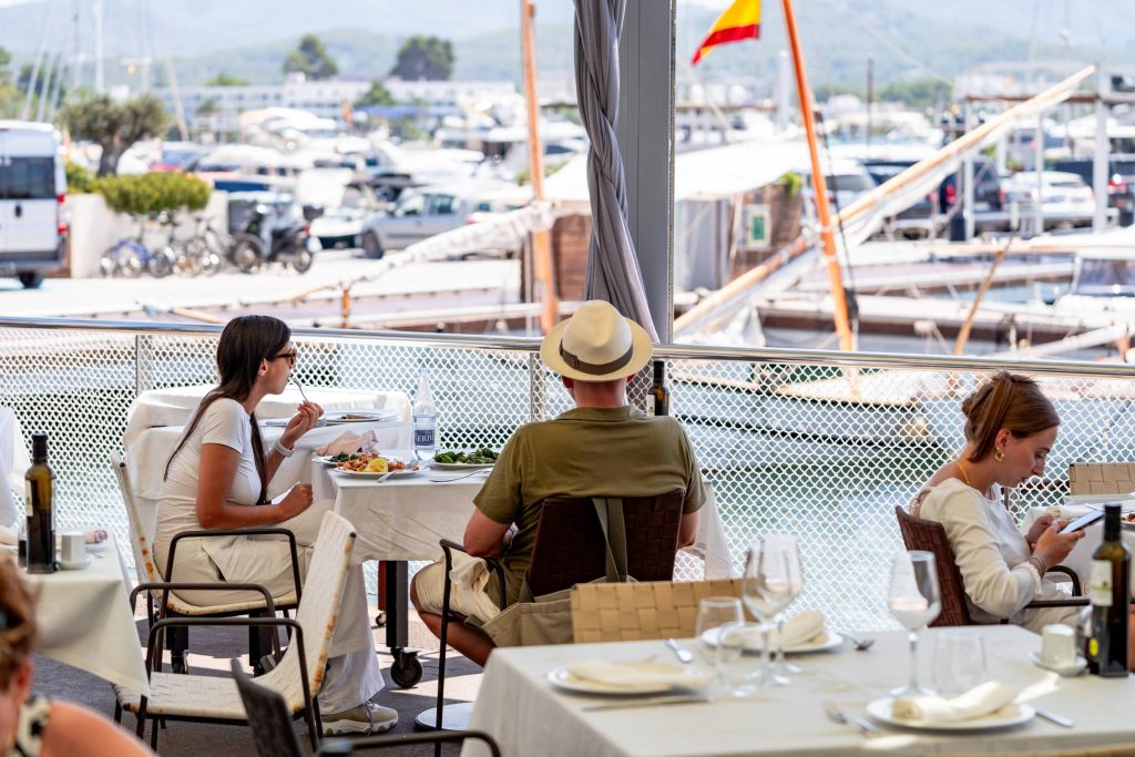 Gente comiendo con vistas al mar