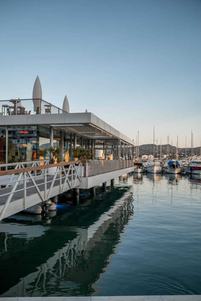 Terraza restaurante al lado del mar