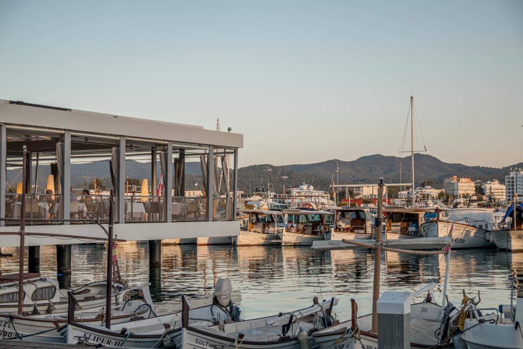 Fachada restaurante y llauts en el puerto