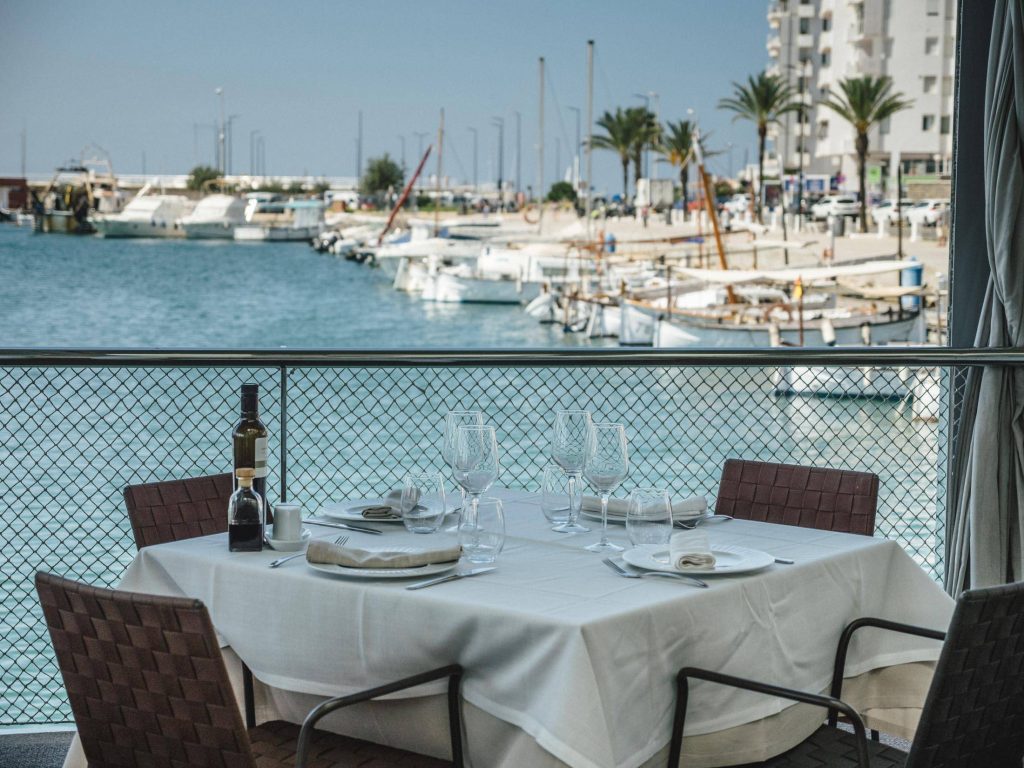 Mesa con vistas al mar