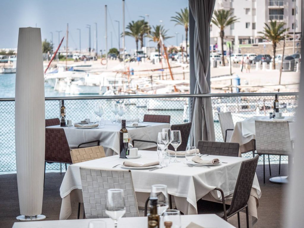 Mesa con vistas al mar