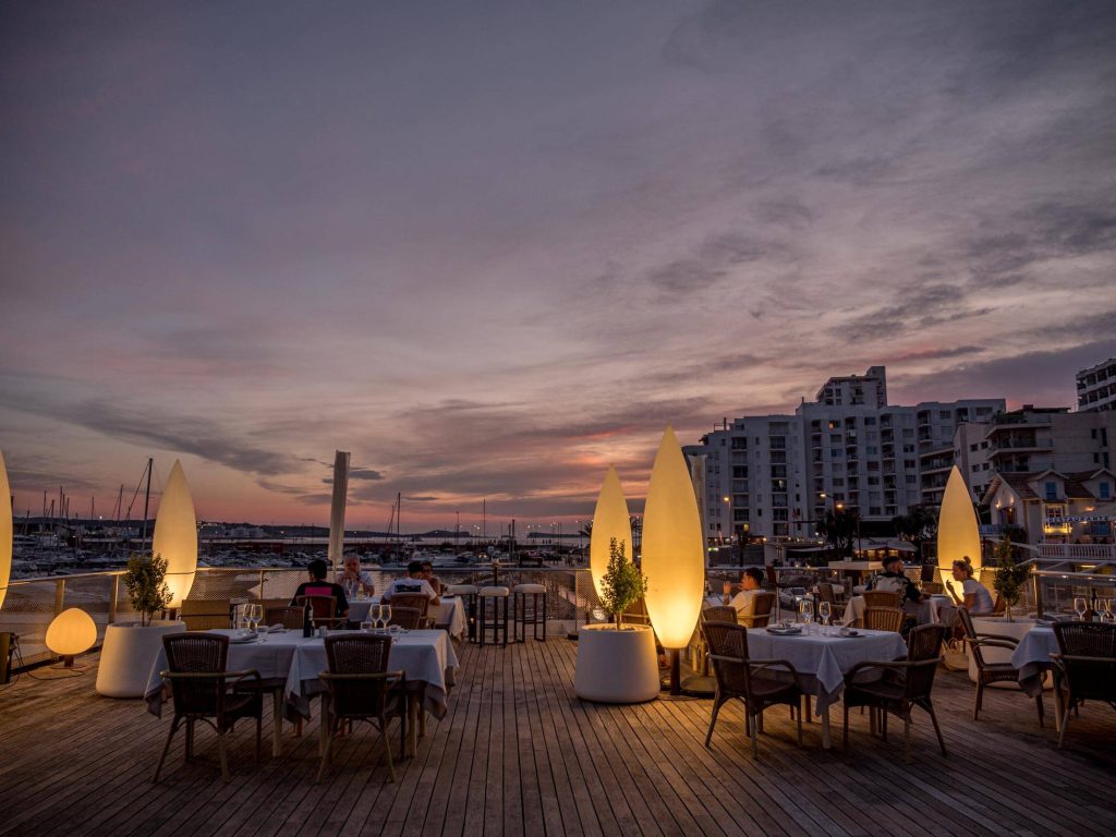 Terraza de noche con vistas al mar