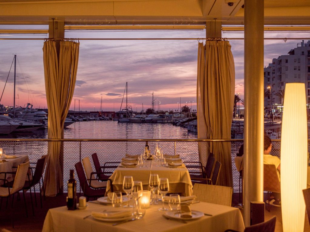 Restaurante de noche con vistas al mar