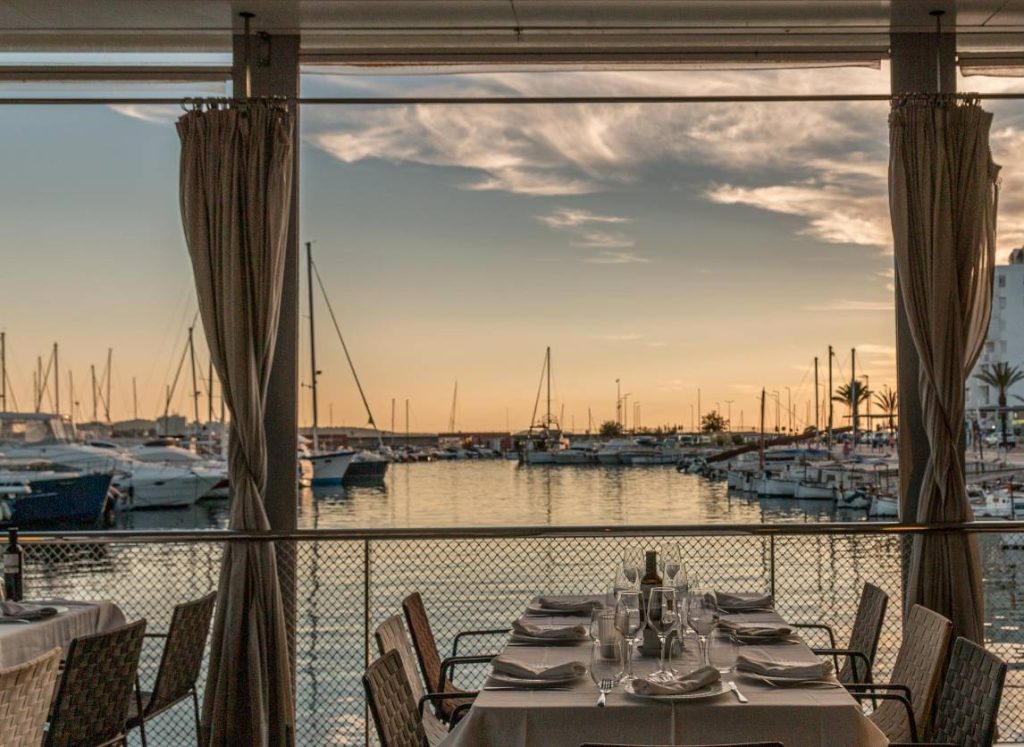 Restaurante de noche con vistas al mar