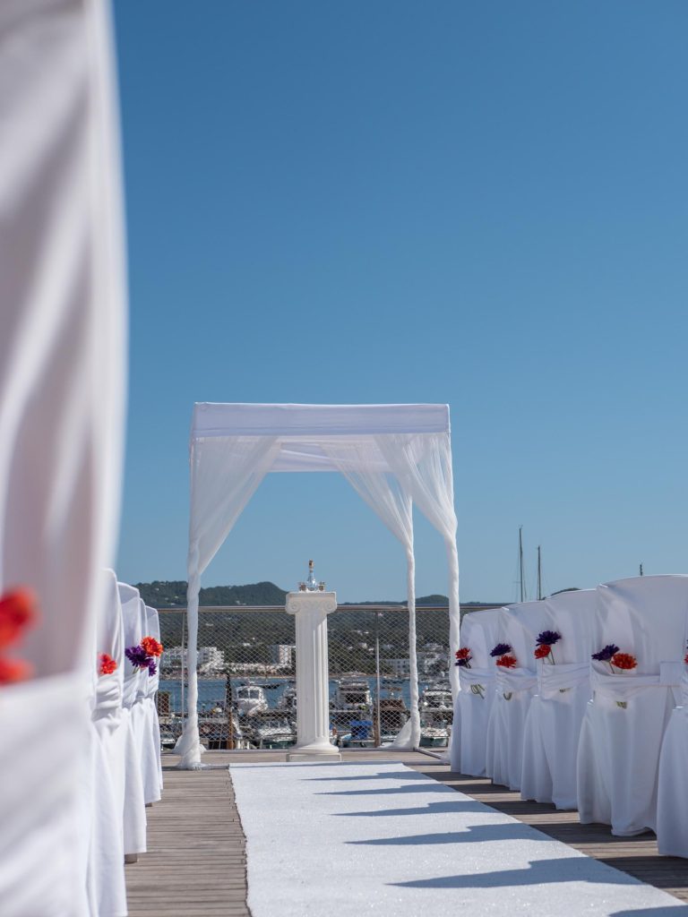 Capilla para ceremonia con vistas al puerto