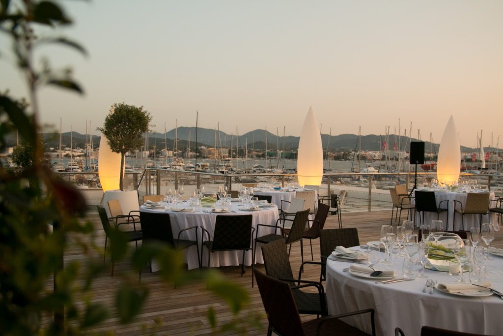 Terraza con decoración boda de noche y vistas al puerto