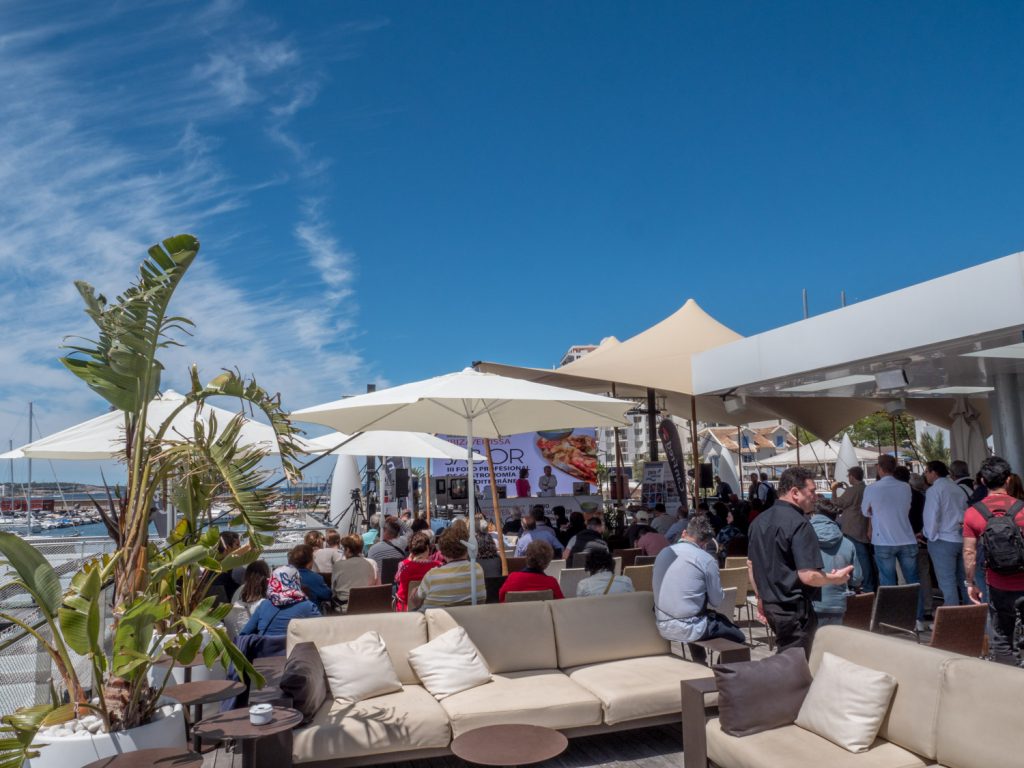 Gente en un evento en la terraza con vistas al puerto