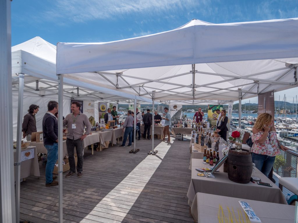 Gente en un evento en la terraza con vistas al puerto