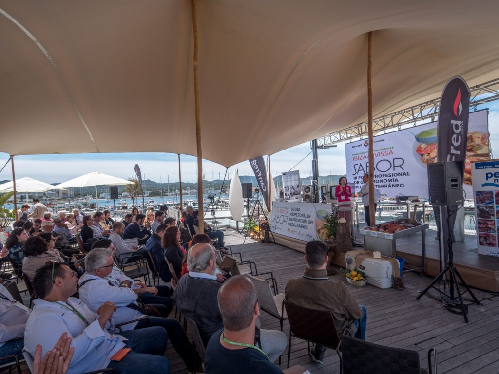 Gente en un evento en la terraza con vistas al puerto