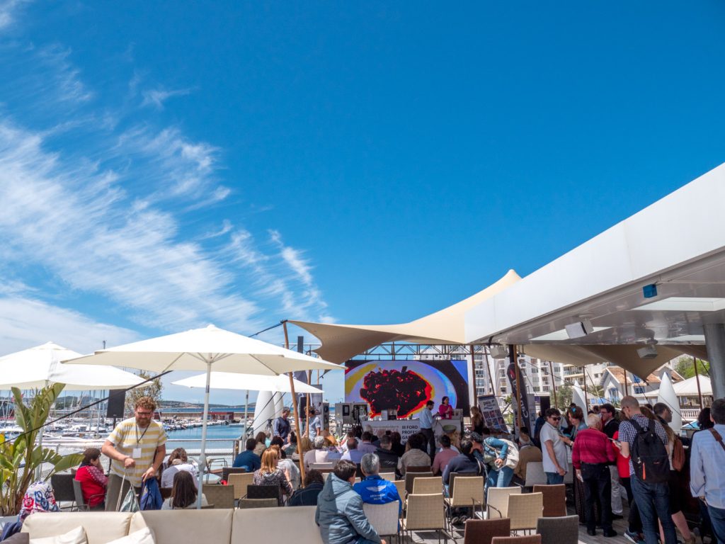 Gente en un evento en la terraza con vistas al puerto