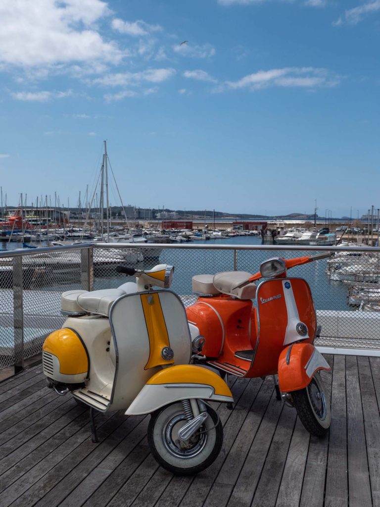 Dos vespinos en la terraza del restaurante con vistas al puerto