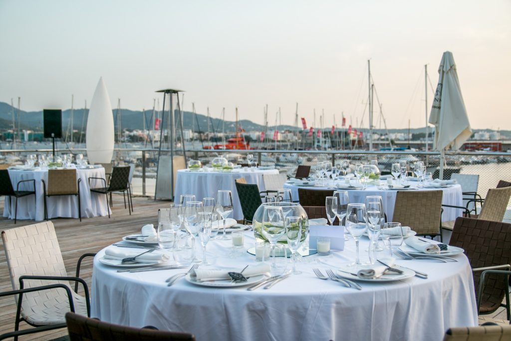 Terraza restaurante con mesas decoradas para una boda