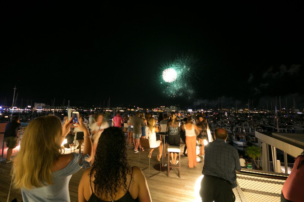 Gente contemplando los fuegos artificiales