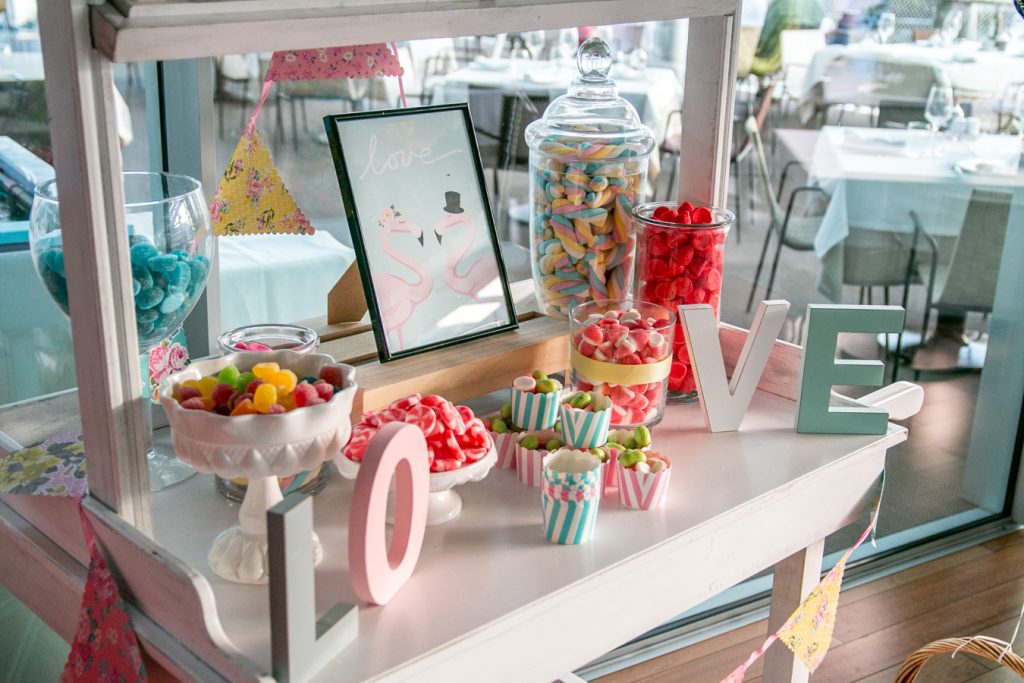 Chucherías en un mueble típico de boda