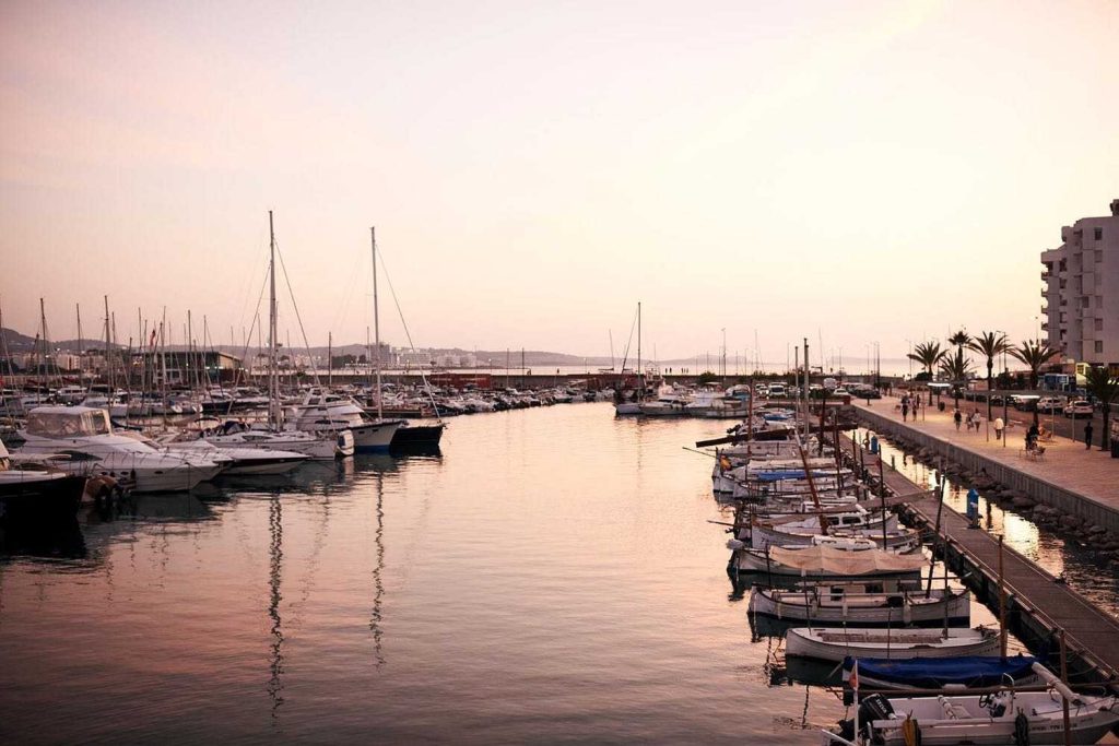 Puerto al atardecer con llauts